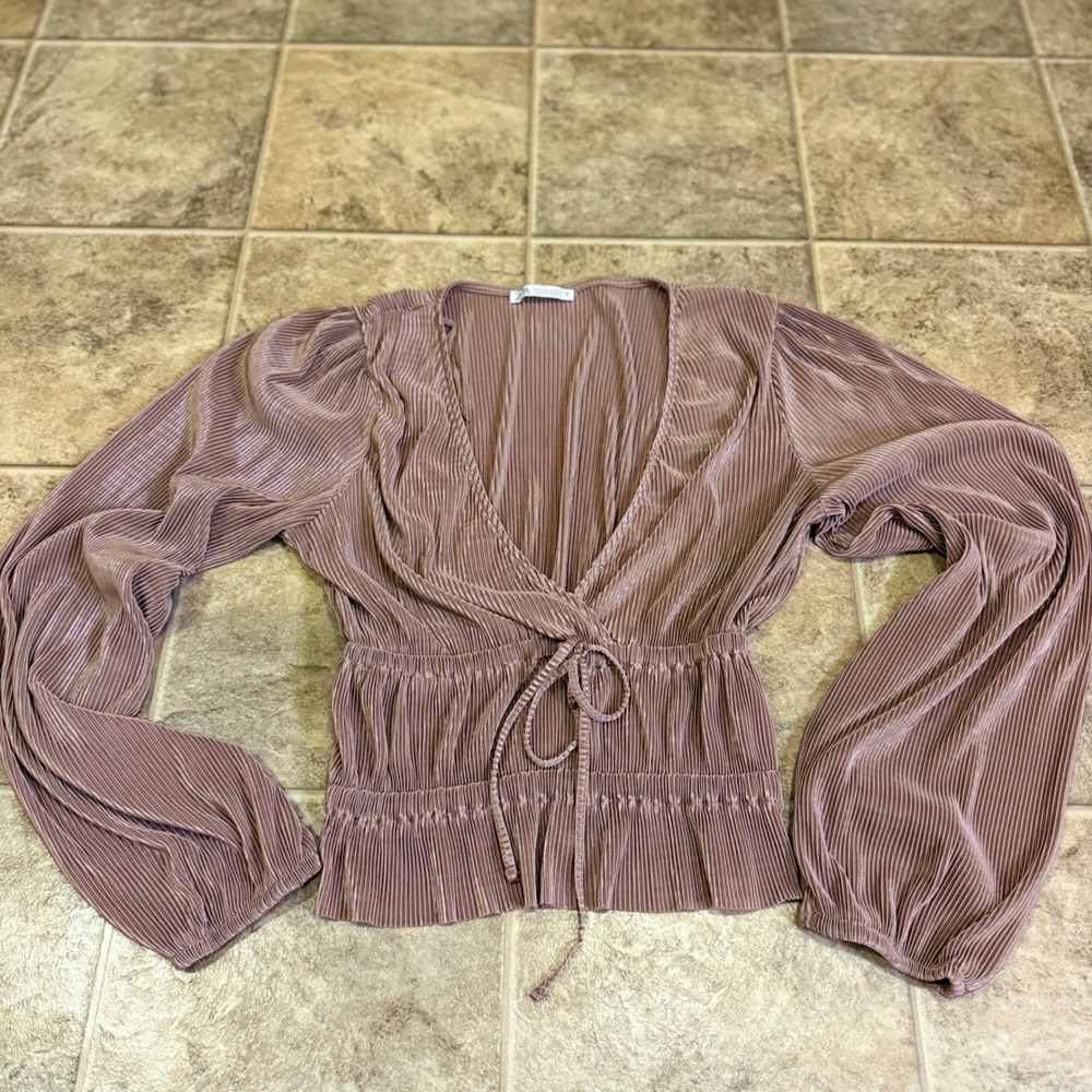 Zara Womens Plisse Pleated Long Sleeve Wrap Top Mauve Taupe V-Neck Blouse Size S